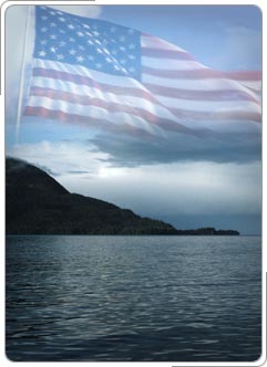 Costa de Estados Unidos de una distancia con el vuelo de la bandera de Estados Unidos.