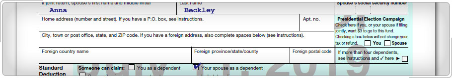 Forma 1040, Sección de exenciones, casilla 6b El cónyuge está marcado y "Anna Beckley" Se escribe en la línea punteada.