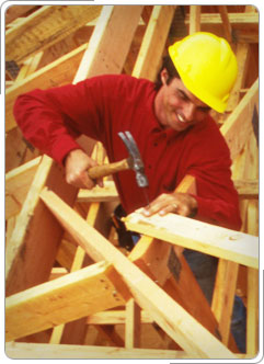 Trabajador de la construcción de una casa nueva.